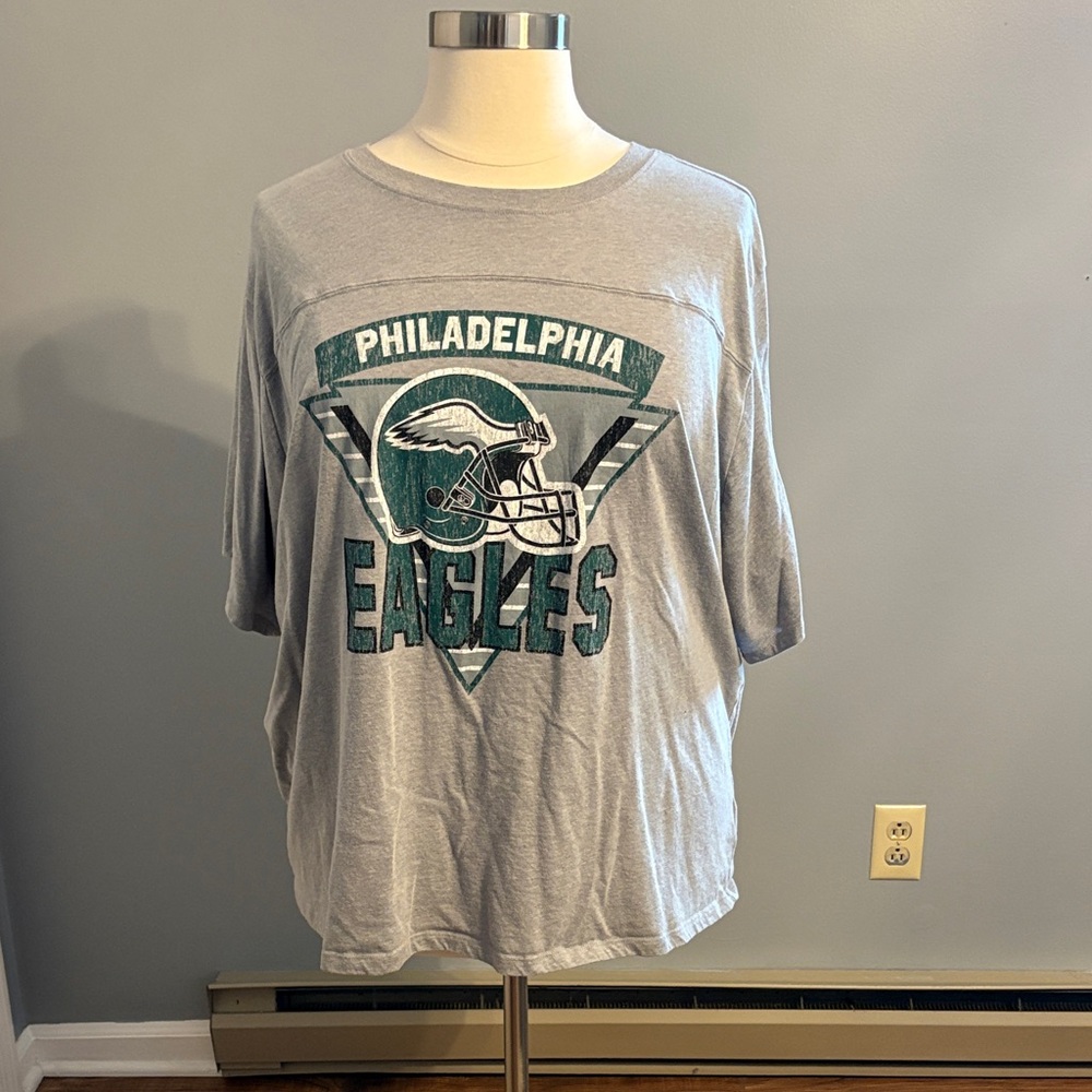 New Era Philadelphia Eagles Short Sleeve Graphic Tee - Gray & Green - torrid 4